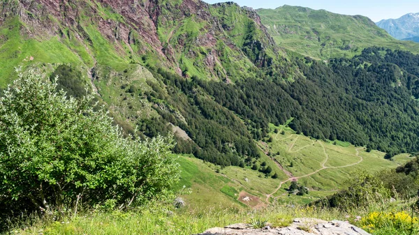 Pirene Dağları Mavi Gökyüzü Ile Bir Görünüm — Stok fotoğraf