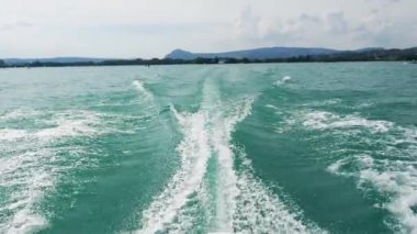 Annecy göl kenarında bir tekne motoru tarafından yapılan dalgalar