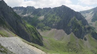 Fransa'da Pirene Dağları Panoraması