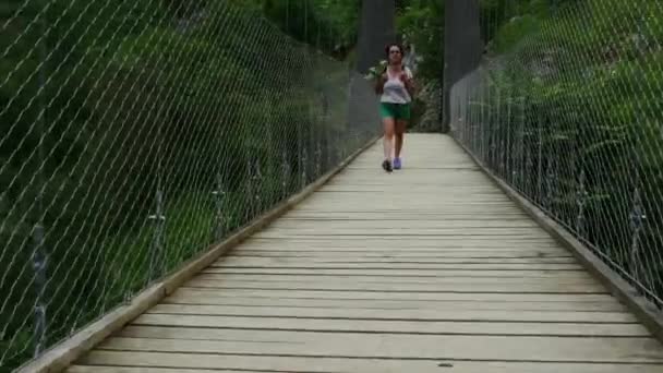 Caminhante Mulher Andando Sobre Ponte Suspensa Holtzarte Nos Pirinéus — Vídeo de Stock