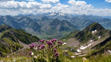 Pirene Dağları bulutlu mavi gökyüzü ile bir görünüm
