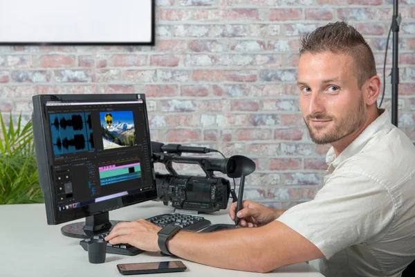 Video Editor Počítači Profesionálním Videokamera — Stock fotografie