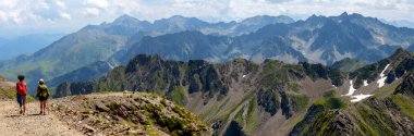 iki kadın yürüyüşçü Pic du izinde MIDI de Bigorre Pyrenees içinde