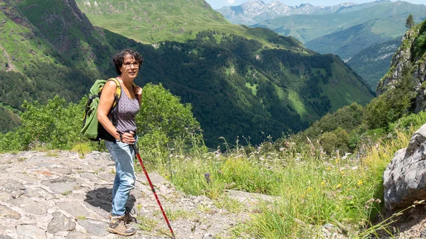 Una Donna Escursionista Sul Sentiero Montagna Nei Pirenei — Foto Stock