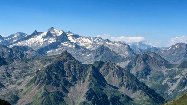 曇りの青空とピレネー山脈の眺め — ストック写真