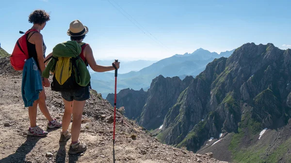 iki kadın yürüyüşçü Pic du izinde MIDI de Bigorre Pyrenees içinde