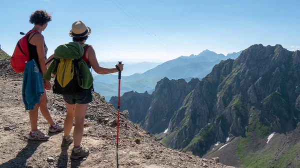 Två Kvinnor Vandrare Spåret Pic Midi Bigorre Pyrenéerna — Stockfoto