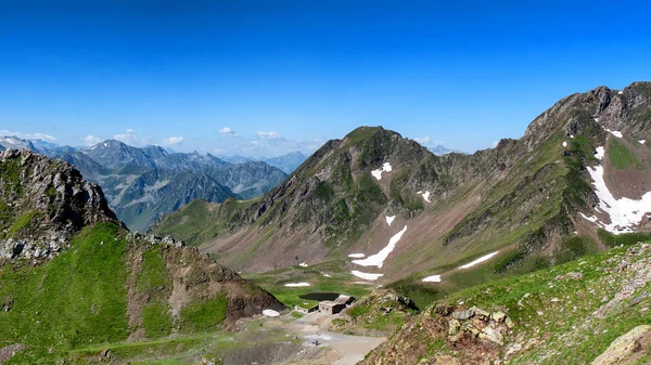 Vista Sulle Montagne Dei Pirenei Con Cielo Azzurro Nuvoloso — Foto Stock