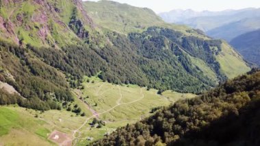 Pirene Dağları mavi gökyüzü ile görünümünü