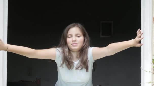Tizenéves Lány Megnyitva Ablakot Reggel — Stock videók