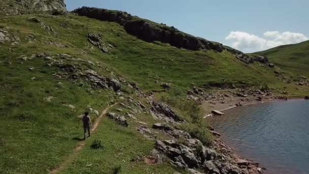 Bir Dağ Izinde Yürüyen Kadın Uzun Yürüyüşe Çıkan Kimse — Stok video