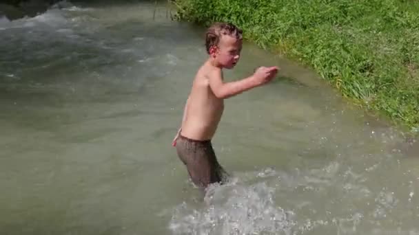 Engraçado Menino Banhos Rio — Vídeo de Stock