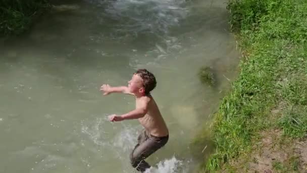 変な少年が川で浴びる — ストック動画