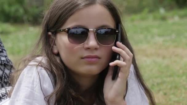 戴墨镜的十几岁女孩在电话里聊天 — 图库视频影像