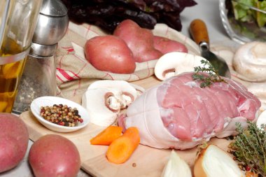 bir ham kızarmış domuz eti yemek için hazır