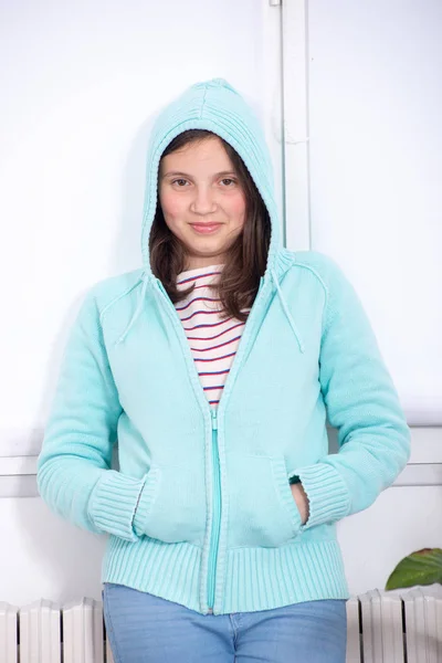Młoda Dziewczyna Niebieski Kaptur Głowie — Zdjęcie stockowe