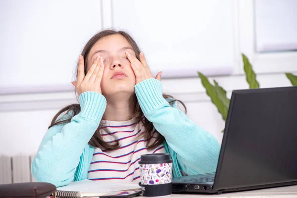 Een Verveelde Tiener Meisje Doet Haar Huiswerk — Stockfoto