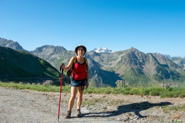 bir kadın uzun yürüyüşe çıkan kimse üzerinde Pic trail du Midi de Bigorre Pyrenees içinde