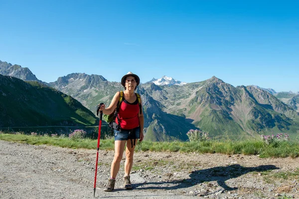 Une Randonneuse Sur Sentier Pic Midi Bigorre Dans Les Pyrénées — Photo