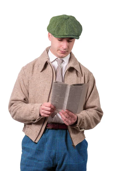 年轻男子在老式的衣服戴帽子 阅读报纸 1940 — 图库照片