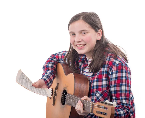 Una Adolescente Sonriente Tocando Una Guitarra Acústica Blanco —  Fotos de Stock