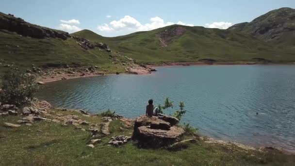 妇女徒步旅行者看 Estaens 湖在比利牛斯山脉山 — 图库视频影像