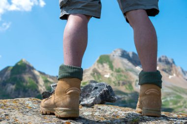 Dağdaki bir yürüyüşçünün ayaklarının yakın çekimi.