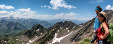 iki kadın yürüyüşçü Pic du izinde MIDI de Bigorre Pyrenees içinde