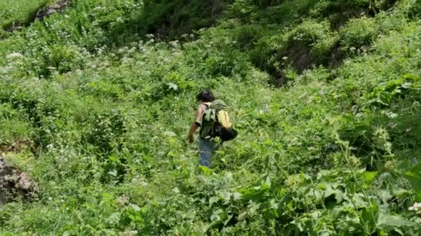 徒步行走在山路上的女性徒步旅行者 — 图库视频影像