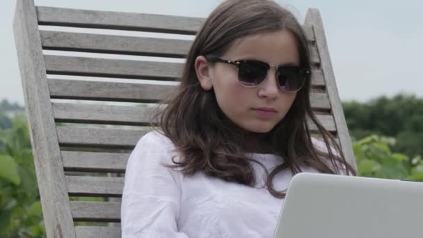 Belle Adolescente Avec Des Lunettes Soleil Assis Sur Une Chaise — Video