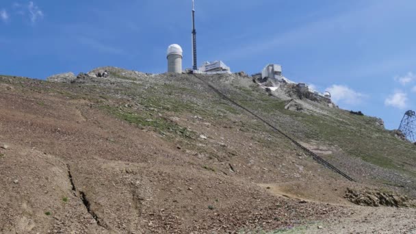 Γυναίκα Πεζοπόρος Σχετικά Μονοπάτι Του Pic Midi Bigorre Στα Πυρηναία — Αρχείο Βίντεο