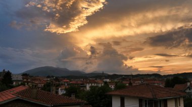 güzel bir gün batımı çatılarının üzerinden Fransız Saint Girons Köyü