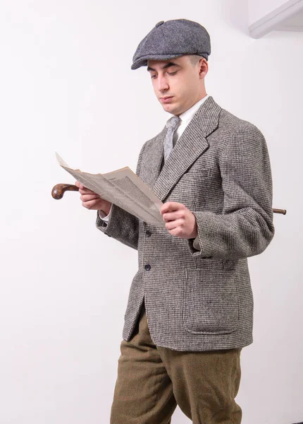 Jeune Homme Vêtements Vintage Avec Chapeau Lecture Journal Style 1940 — Photo