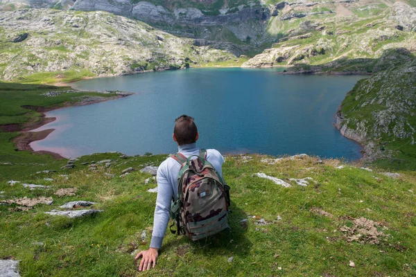 Muž Turista Při Pohledu Jezero Estaens Pohoří Pyreneje — Stock fotografie