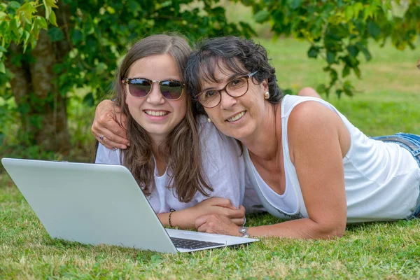 Usměvavá Máma Dcera Přenosném Počítači Garden — Stock fotografie