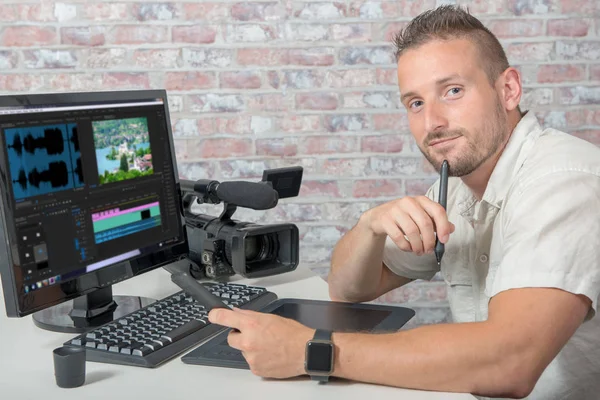 Video Editor Počítači Profesionálním Videokamera — Stock fotografie