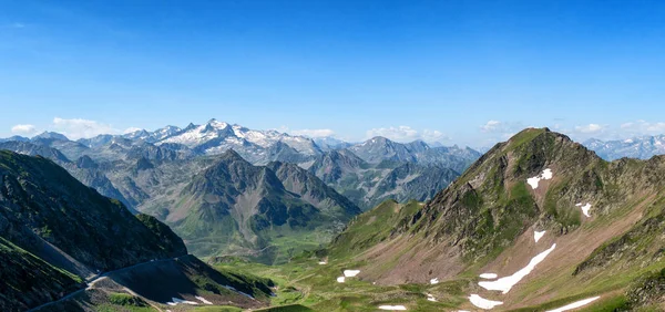 ピレネー山脈と青い空の眺め — ストック写真