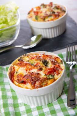 bir Fransız quiche lorraine küçük beyaz kase