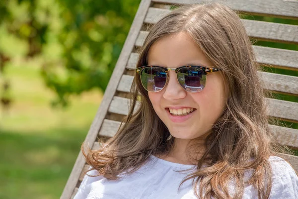 Hezká Usměvavá Pre Teen Dívka Slunečními Brýlemi — Stock fotografie