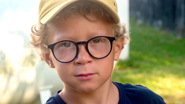 Gözlüklü Sarışın Bir Çocuk Portresi — Stok fotoğraf