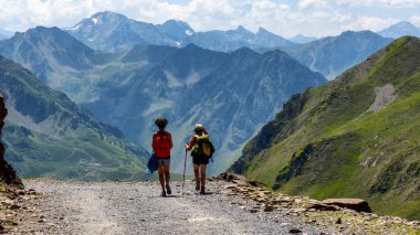 iki kadın yürüyüşçü Pic du izinde MIDI de Bigorre Pyrenees içinde