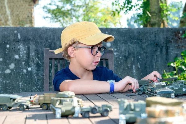 Menino Pequeno Com Boné Amarelo Brinca Com Brinquedos Fora — Fotografia de Stock