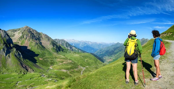 Två Kvinnor Vandrare Spåret Pic Midi Bigorre Pyrenéerna — Stockfoto