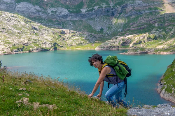 Žena Turista Stoupá Svahu Jezero Estaens Pozadí — Stock fotografie