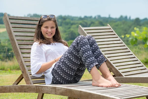 Ein Teenager Mädchen Liegt Auf Einer Liege Garten — Stockfoto