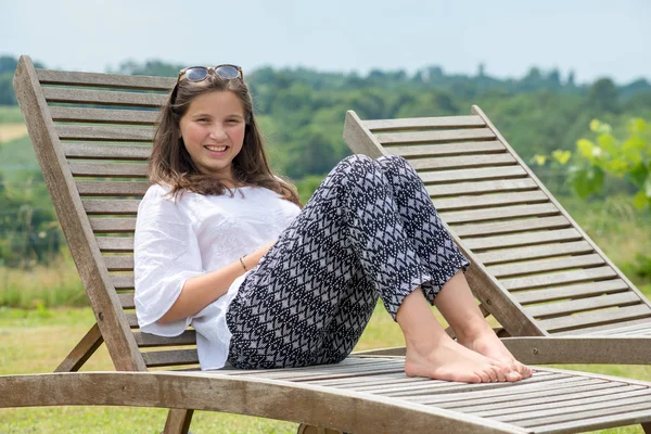 Een Tienermeisje Liggend Een Ligstoel Tuin — Stockfoto