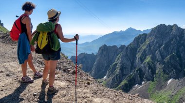 iki kadın yürüyüşçü Pic du izinde MIDI de Bigorre Pyrenees içinde
