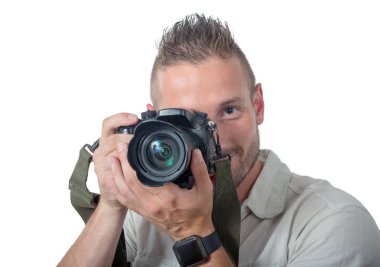 beyaz bir arka plan üzerinde izole bir genç adam fotoğrafçı
