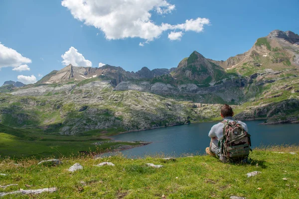 Muž Turista Při Pohledu Jezero Estaens Pohoří Pyreneje — Stock fotografie