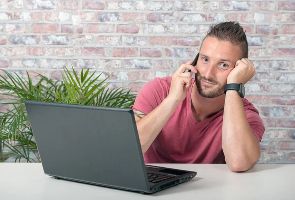 Ung Stilig Man Pratar Telefon Office — Stockfoto